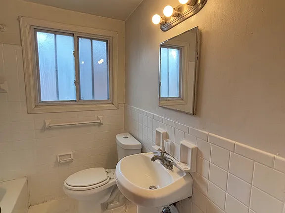 2685 Elmwood Ave APT 3, Buffalo NY 14217