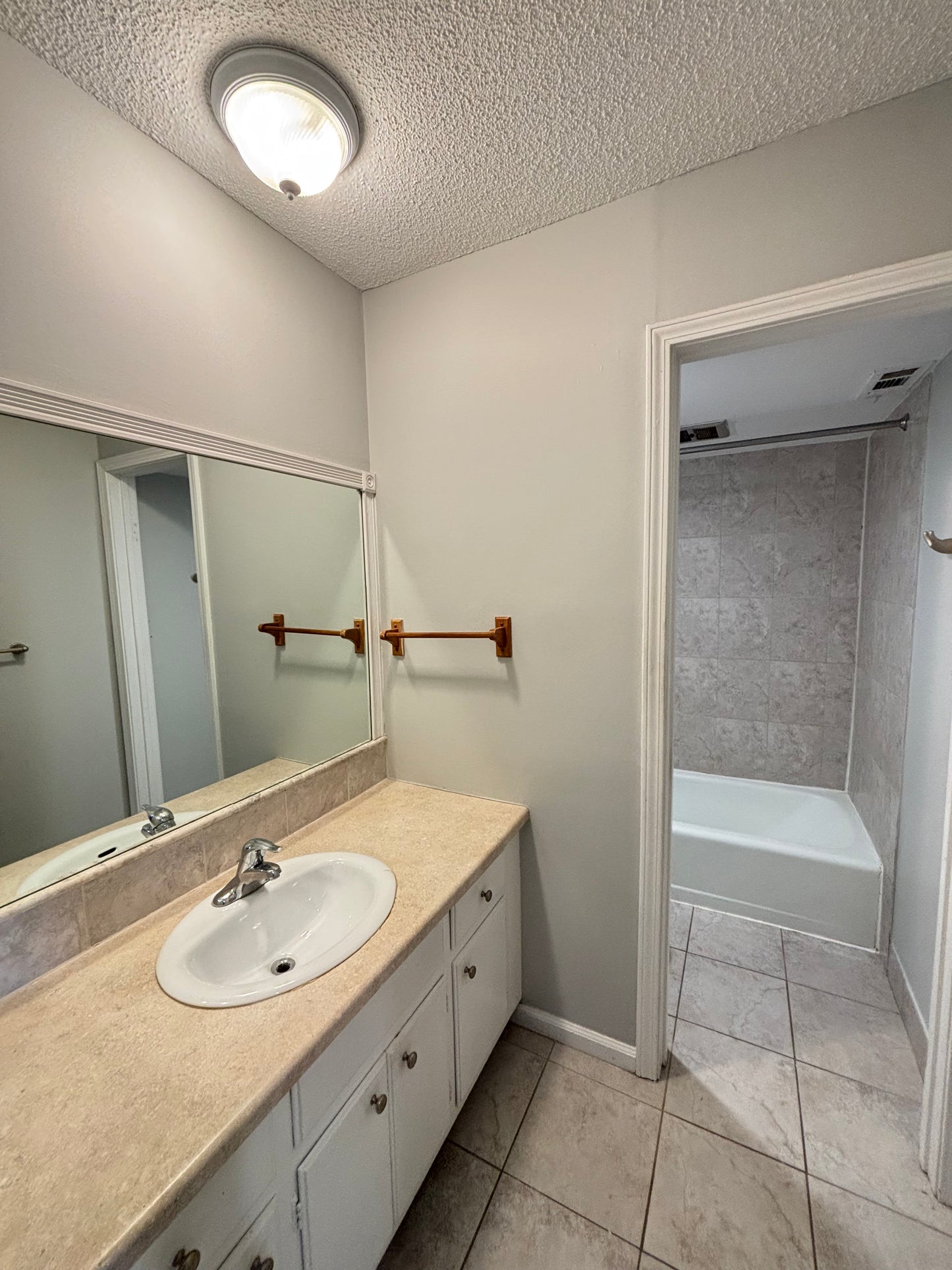 2 Bed, 1 Bath- 11 Robert Dr APT 208 Lancaster, NY 14086