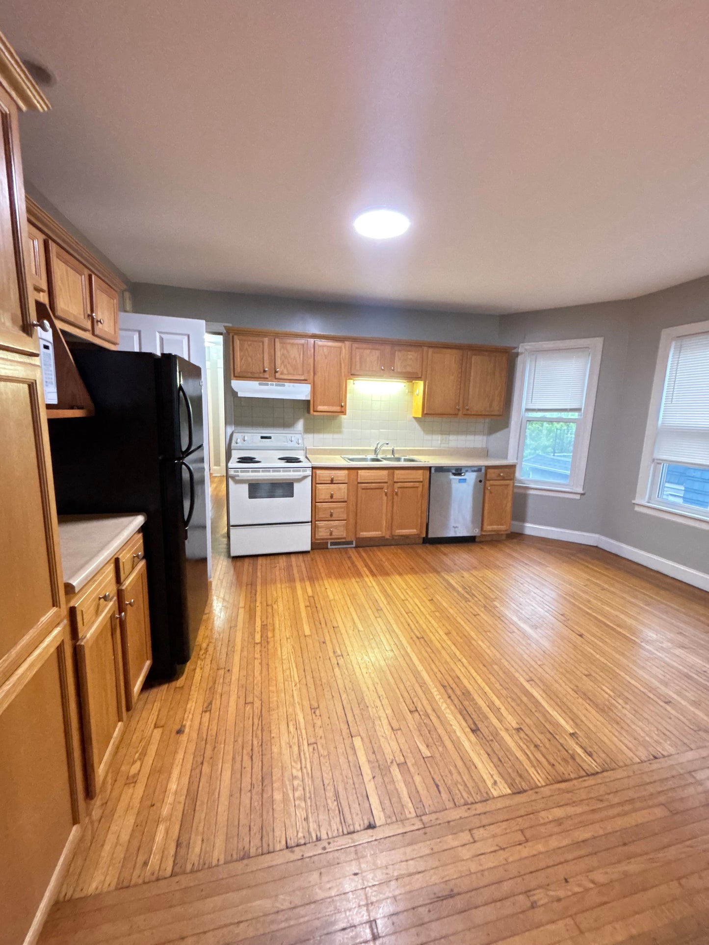 4 Bed, 1 Bath- 36 Eastwood Pl UNIT 2, Buffalo, NY 14208