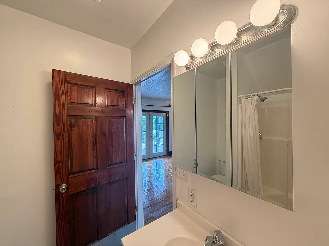 4 bed 2 bath - 1080 Elmwood Avenue, # 1 First Floor, Buffalo, NY 14222