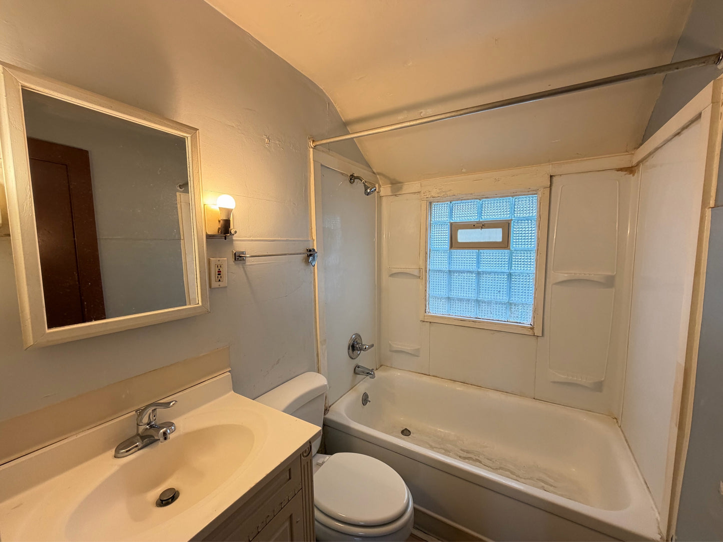 2 bed 1 bath - 160 Woodward Avenue - Right Kenmore, NY 14217