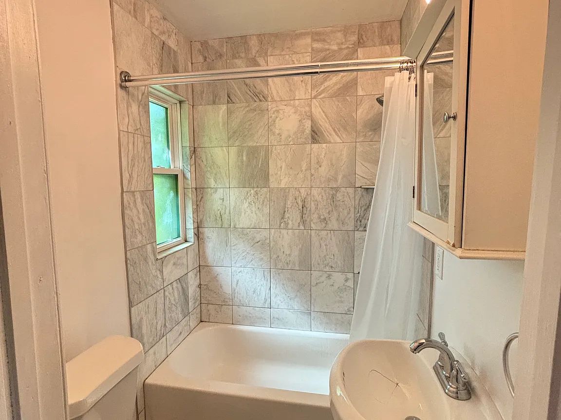 82 College St APT 6, Buffalo NY 14201