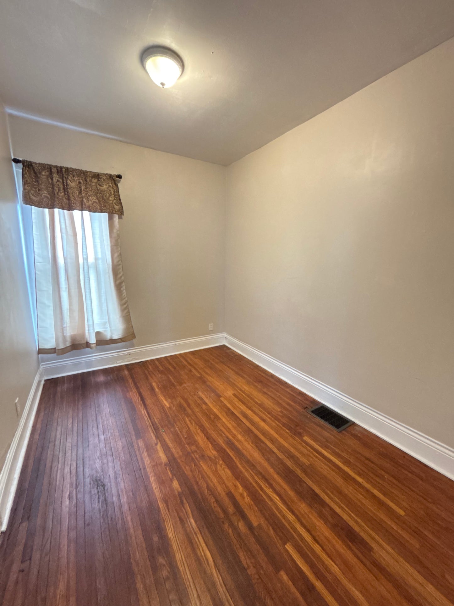 2 Bed, 1 Bath- 535 Massachusetts Ave #3, Buffalo, NY 14213