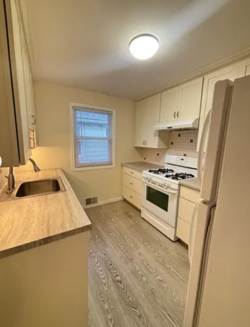 2 Bed, 1 Bath- 230 Saint Lawrence Ave #2