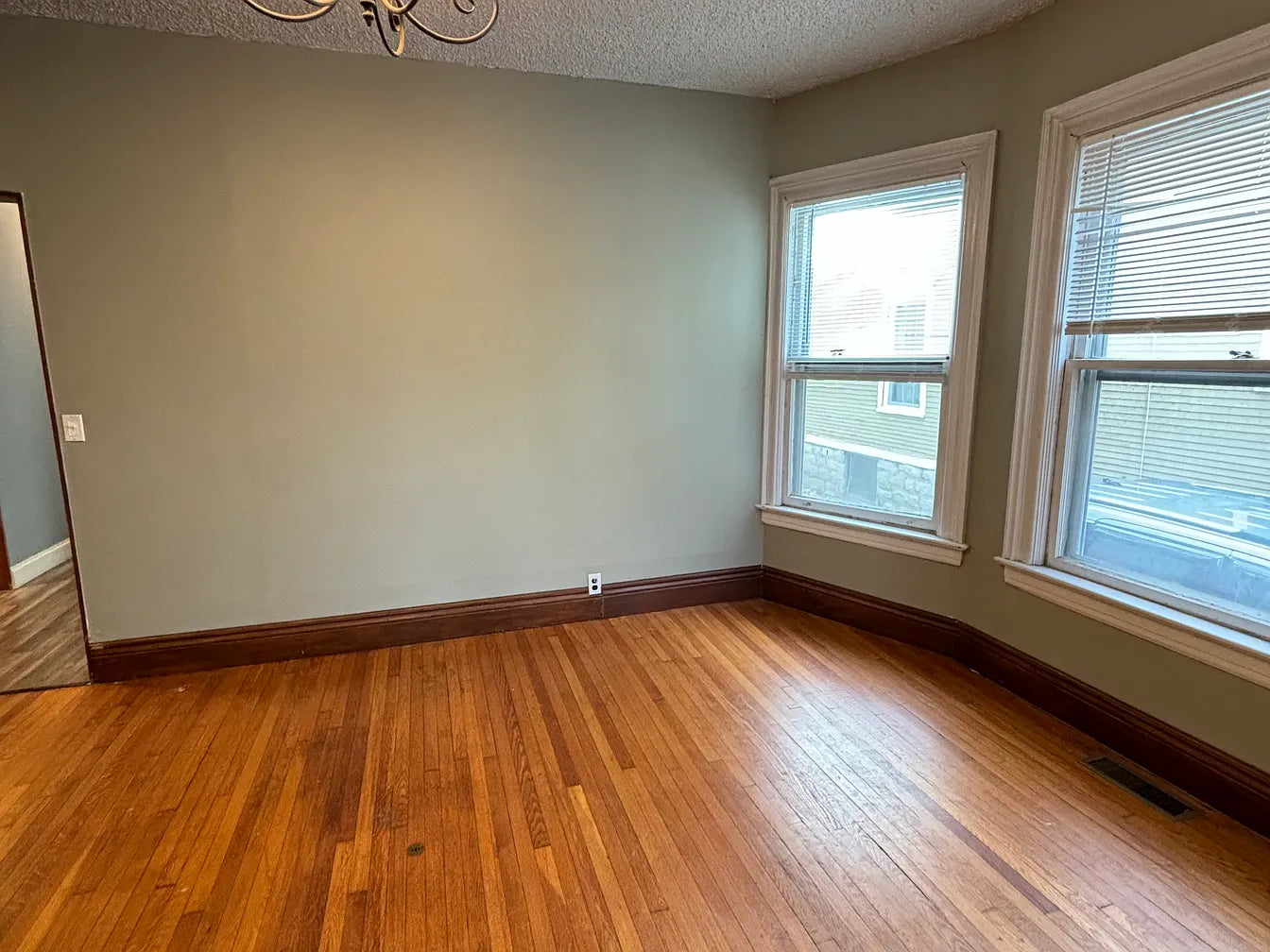 3 Bed, 1 Bath- 1695 Amherst St #1, Buffalo, NY 14214