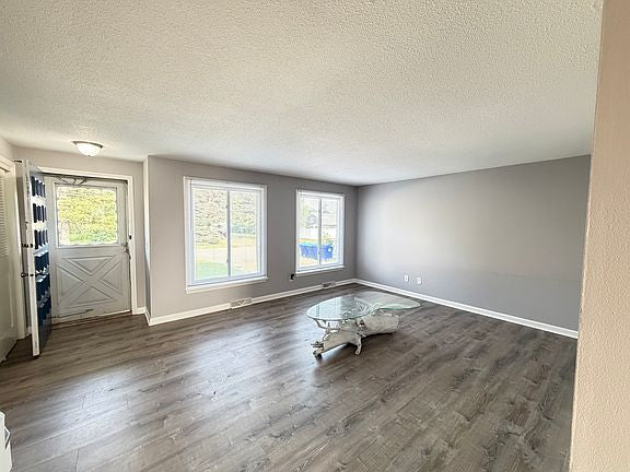 3 bed 1.5 bath - 4118 Highview Pkwy, Hamburg, NY 14075