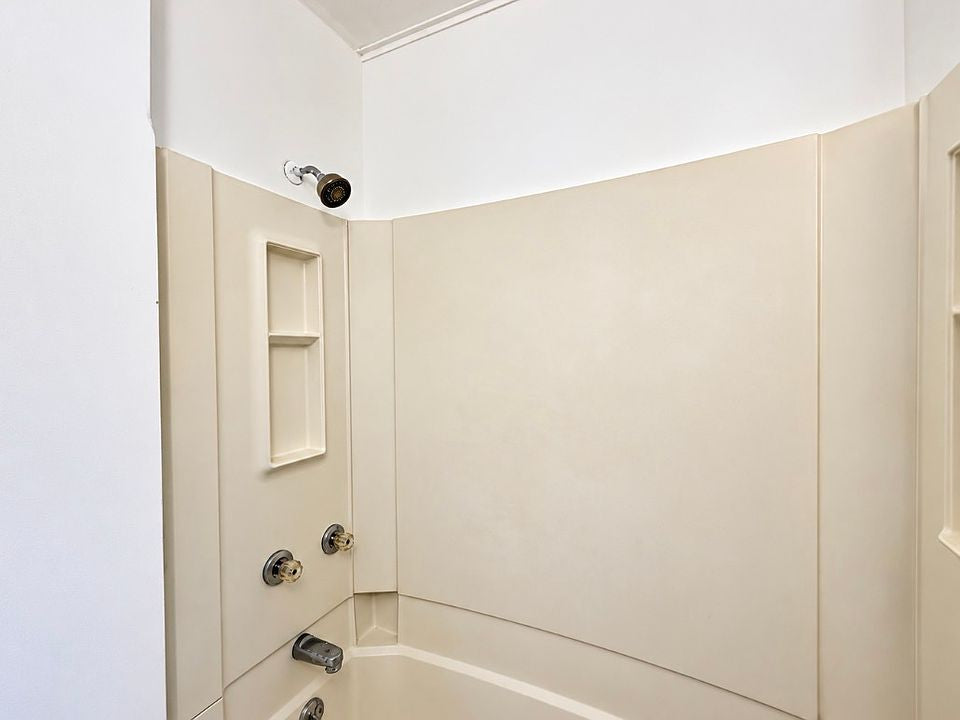 3 bed 1 bath - 405 Parkside Ave Floor 2, Buffalo, NY 14216