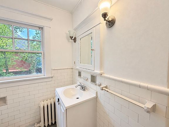 3 bed 1 bath - 405 Parkside Ave Floor 2, Buffalo, NY 14216